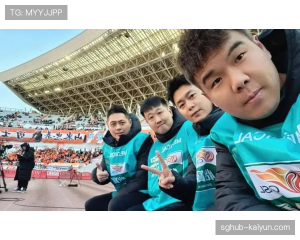 CBA季后赛首轮：辽宁队主场球迷高唱助威歌曲，场面震撼